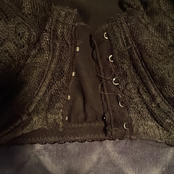 42 h front closing bra fits smaller than size shoes - Picture 3 of 4